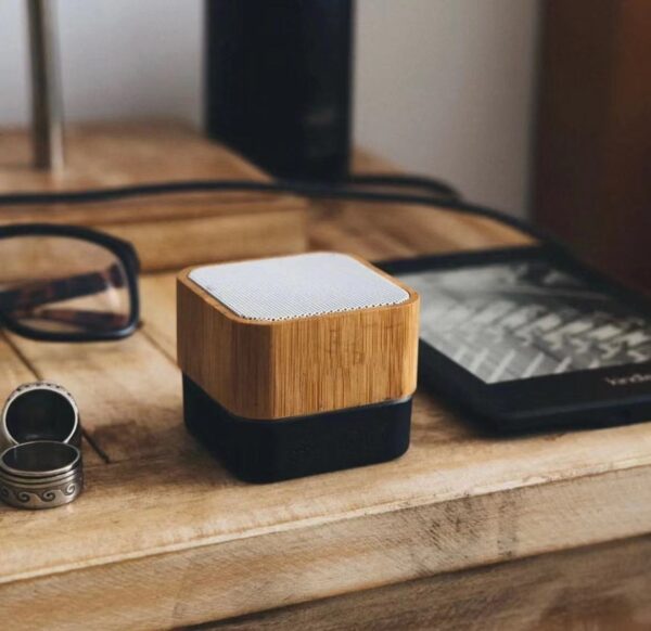 Eco-Friendly Bamboo Mini Bluetooth Speaker for Travel and Outdoor 图片 Title：3W Portable Bamboo Bluetooth Speaker with Sustainable Design
